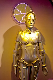 Un robot reproduisant un être humain de sexe féminin.