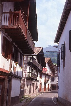 Navarrai falu utcája