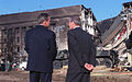 Bush ja Rumsfeld Pentagonin edustalla syyskuun 12. päivänä 2001