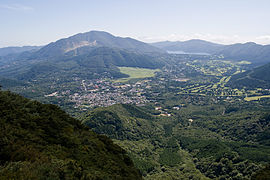 金時山山頂よりみた仙石原地区 左に箱根火山の中央火口丘である神山、その手前が台ヶ岳