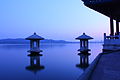 杭州西湖十景之一的“平湖秋月”得名于康熙帝第三次南巡至西湖时御题“西湖十景”而修筑立碑的秋月亭。