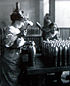 1915-1916 - Femme au travail dans une usine d'obus.jpg
