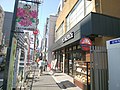 東京メトロ千代田線千駄木駅出入口1至近【不忍通り】（2018年4月）
