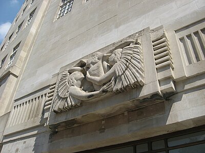 Întâmplare în Aer între Înțelepciune și Veselie de Eric Gill, pe fațada Casei de Transmisiune BBC din Londra (1932)