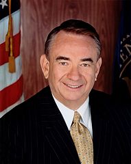 Поранешен секретар за здравство и социјални услуги на САД Томи Томсон, од Висконсин (се повлекол на 12 август 2007)