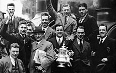 Футболисты «Вест Бромвич Альбион» с кубком (победа в сезоне 1930/1931)