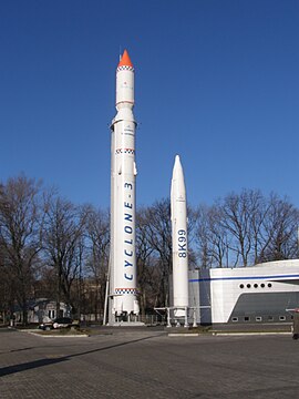 «Циклон-3» (ліворуч) і МБР 8К99 в «Парку ракет» у Дніпрі