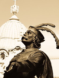 A hagyomány szerint a kolozsvári Mátyás király emlékmű szoborcsoportján az egyik mellékalak Báthori Istvánt ábrázolja