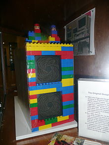 Il primo computer Google a Stanford era alloggiato in contenitori su misura costruiti con Mega Blocks.