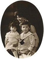 Le prince Pierre, enfant, aux côtés de sa mère et de sa sœur Eugénie (1912).