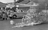ゴ・ディン・ジエム政権抗議のためのティック・クアン・ドックによる焼身自殺（1963年6月11日） 作者：マルコム・ブラウン