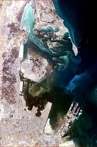 صُورَة جوَيََة لخَلِيج كِيتُوس مِن محطة الفضاء الدولية، تظهر في الصورة جزيرة تاروت (في الوسط) والقطيف (يسار جزيرة تاروت)، وجزء من مدينة سيهات (في الأسفل)، إضافةً إلى ميناء رأس تنورة وَميناء الملك عبدالعزيز أعلى وأسفل الصورة