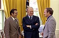 Presidentti Ford tapaa kansliapäällikkönsä Rumsfeldin ja Cheneyn vuonna 1975