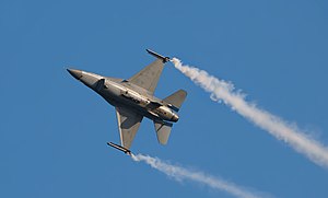 Бельгияны аскерини F-16 самолётну Радомдагъы авиашоуну аллы бла юрениучю учууу, Польша. 2009 джыл