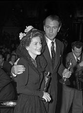 Joan Fontaine and Gary Cooper holding Oscars