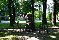 Kopiec z kamieni z tablicą na skwerze 2 Pułku Pszczyńskiego, upamiętniający miejsce, z którego wyruszyli do boju żołnierze 2 Kompanii 2 Batalionu 2 Pułku Pszczyńskiego