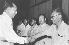 1956年，毛泽东在中南海接见文艺界著名人士巴金（右一）、周信芳（右二）等