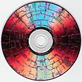 Các vết nứt có cấu trúc fractal trên bề mặt đĩa DVD, sau khi đưa đĩa này vào lò vi sóng