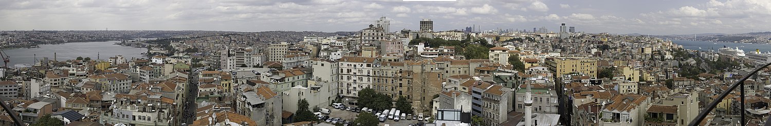 منظر عام لمنطقة التقسيم في إسطنبول، تظهر فيها المباني المُشادة وفق النمط المعماري التراثي.