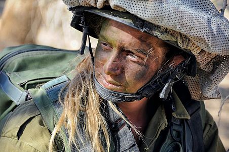 Femeie soldat