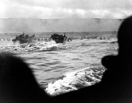 Binh lính thuộc Trung đoàn Bộ binh 16, Sư đoàn Bộ binh số 1 đang rời xuồng đổ bộ để tiến vào Bãi Omaha, sáng ngày 6 tháng 6 năm 1944.