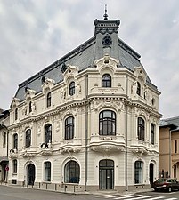 Casa Mița Biciclista (Strada Biserica Amzei nr. 9), de Nicolae C. Mihăescu, 1908[55] un exemplu de patrimoniu arhitectural restaurat, aspectul fiind extrem de apropiat de cel din timpul domniei lui Carol I, atunci când casa a fost construită