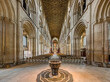 Nave de la catedral de Peterborough (a partir de 1118), con uno de los tres techos de madera original que se conservan en Europa.