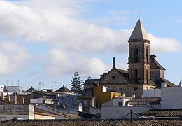 La torre de la basílica del Carmen sobre los tejados del casco antiguo