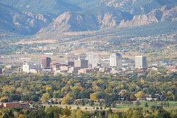 Colorado Springs z obronki Skalnega gorovja v ozadju
