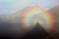ブロッケン現象、御嶽山の王滝口頂上にて、遠景は継母岳。 作者：Alpsdake