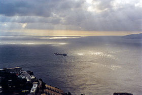 Африка (справа, на горизонте) и Европа (слева) из Гибралтара.
