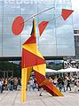 Alexander Calder, Njihalo s crvenim diskom, 1973., Stuttgart- Öffentlicher Platz.