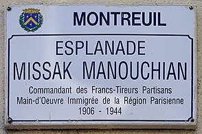 Panneau de l'esplanade Missak Manouchian de Montreuil disant « Commandant des Francs-Tireurs Partisans Main d'Oeuvre Immigrée de la Région Parisienne 1906-1944 ».