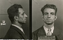 Double photographie en noir et blanc, de face et de profil, d'un homme vêtu d'un costume.