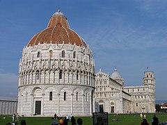 La Piazza dei Miracoli de Pisa, con el Baptisterio (1152-1363), la Catedral (1063-1118) y, al fondo, la Torre inclinada, uno de los mejores conjuntos urbanos del mundo