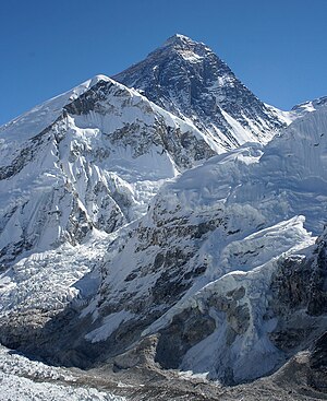 Вид на Еверест з району Кала-Паттар
