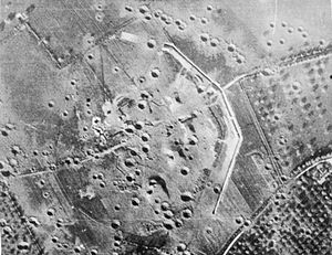 Аэрофотоснимок батареи с результатами бомбардировки союзниками в мае 1944 года