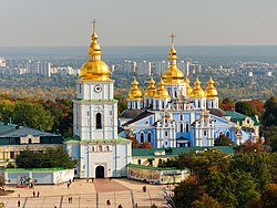 Михайлівський Золотоверхий монастир: дзвіниця (ліворуч) та собор (праворуч)