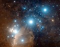 Trojica hviezd Oriónovho pásu s Konskou hlavou (vľavo) a okolitými hmlovinami