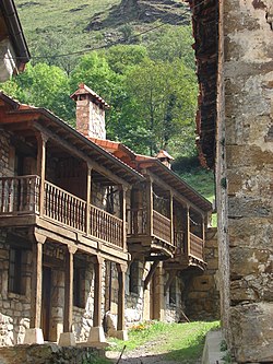 Hagyományos stílusú (casa montañesa) kantábriai házak