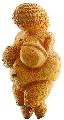 一個肥胖女性的石像雕刻
