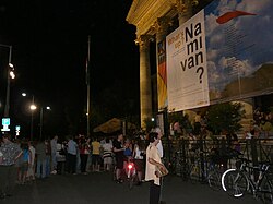 Sorbanállás éjjel a Műcsarnok előtt, 2008
