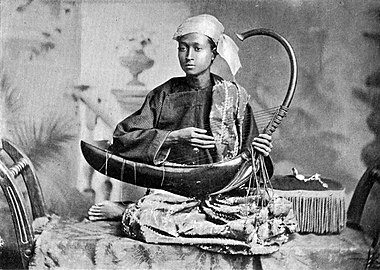 A saung musician in 1900