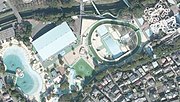 としまえんのプール（2019年11月）。写真右の流れるプールに囲まれたほぼ長方形のプールが現場。国土交通省 国土地理院 地図・空中写真閲覧サービスの空中写真を基に作成
