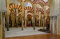 Mesquita de Córdoba. Comezou a construírse no ano 786 no lugar que ocupaba a basílica visigótica de San Vicente Mártir. En 1238, tras a Reconquista, levouse a cabo a conversión da mesquita nunha catedral cristiá.[40]