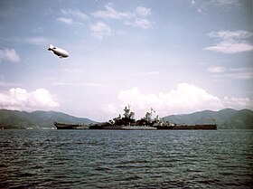 1944年夏の就役直後、グアンタナモ湾に停泊するミズーリ。特徴的な三色迷彩が施されている。