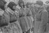 Лизюков (справа) беседует с танкистами накануне боя. Западный фронт, ноябрь 1941.
