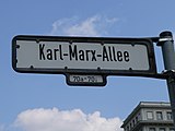 Straßenschild der Karl-Marx-Allee in Berlin