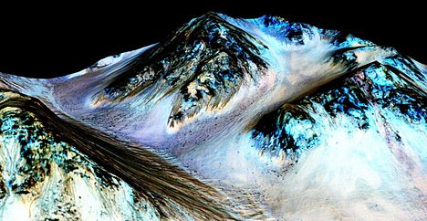Dlhé stopy zanechala tečúca voda na Marse (Zdroj: NASA/JPL/University of Arizona)