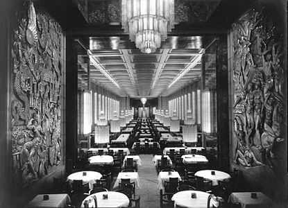 Sală de mese mare a pachebotului SS Normandie de Pierre Patout (1935); basoreliefuri de Raymond Delamarre